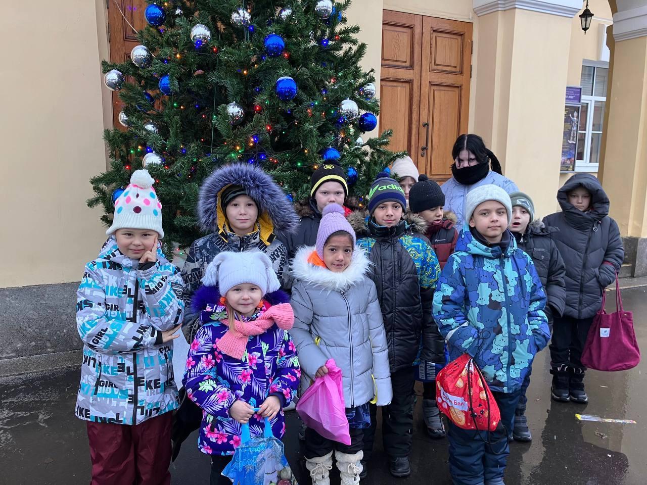 Наши младшие воспитанники съездили в Санкт-Петербургский государственный детский драматический театре «На Неве» Наши младшие воспитанники съездили в Санкт-Петербургский государственный детский драматический театре «На Неве»