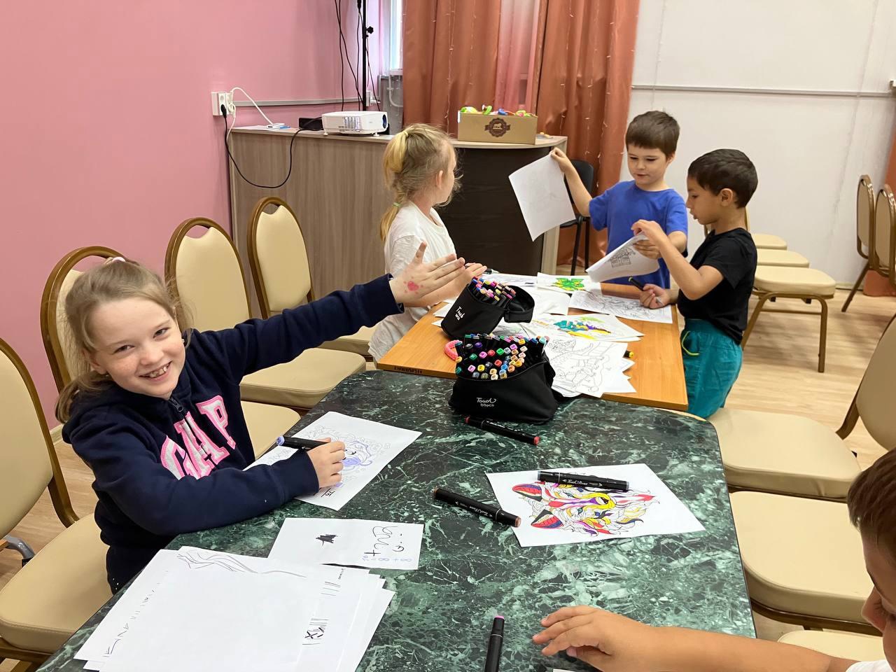 Ребята очень любят раскраски. Это не только увлекательное дело, но и деятельность, которая развивает усидчивость и мелкую моторику. Сосредотачиваясь на процессе, ребята откидывают все негативные эмоции, оставляя только рабочий настрой и радость творчества