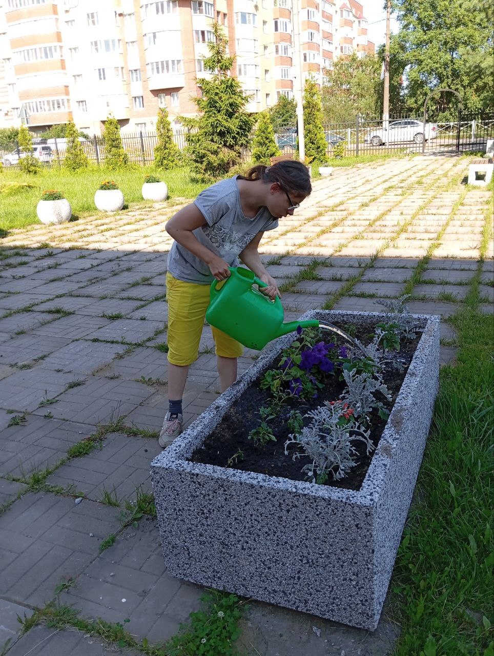 Лето! И особая любовь ребят – полив цветов