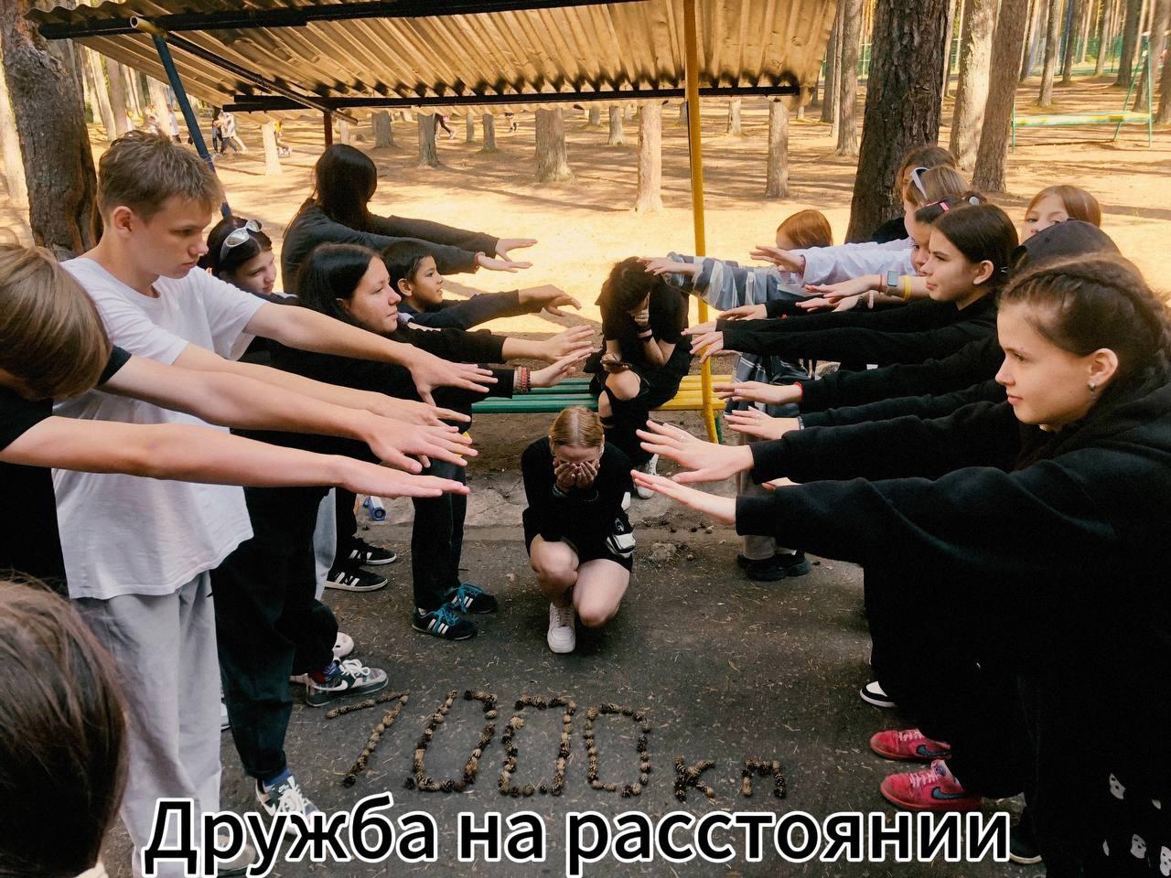 Новости от наших воспитанников, отдыхающих в ДООЛ «Восток». Ребята на время стали фотографами и фотомоделями в рамках фотокросса «Волшебство улыбок», посвящённого дружбе.
