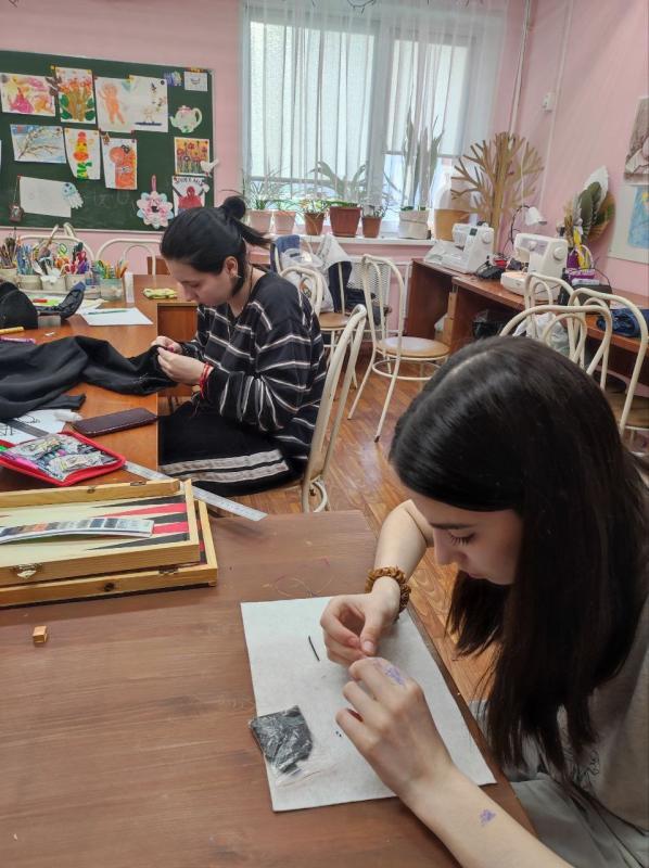 На занятиях в "Творческой мастерской" девчонки и мальчишки создают практичные и модные вещи.