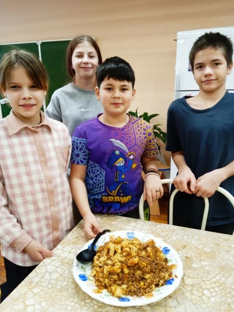 А у нас на кухне пахло историей! Ребята решили освоить не просто гарнир, а настоящее блюдо с богатым прошлым - гречку по-купечески.