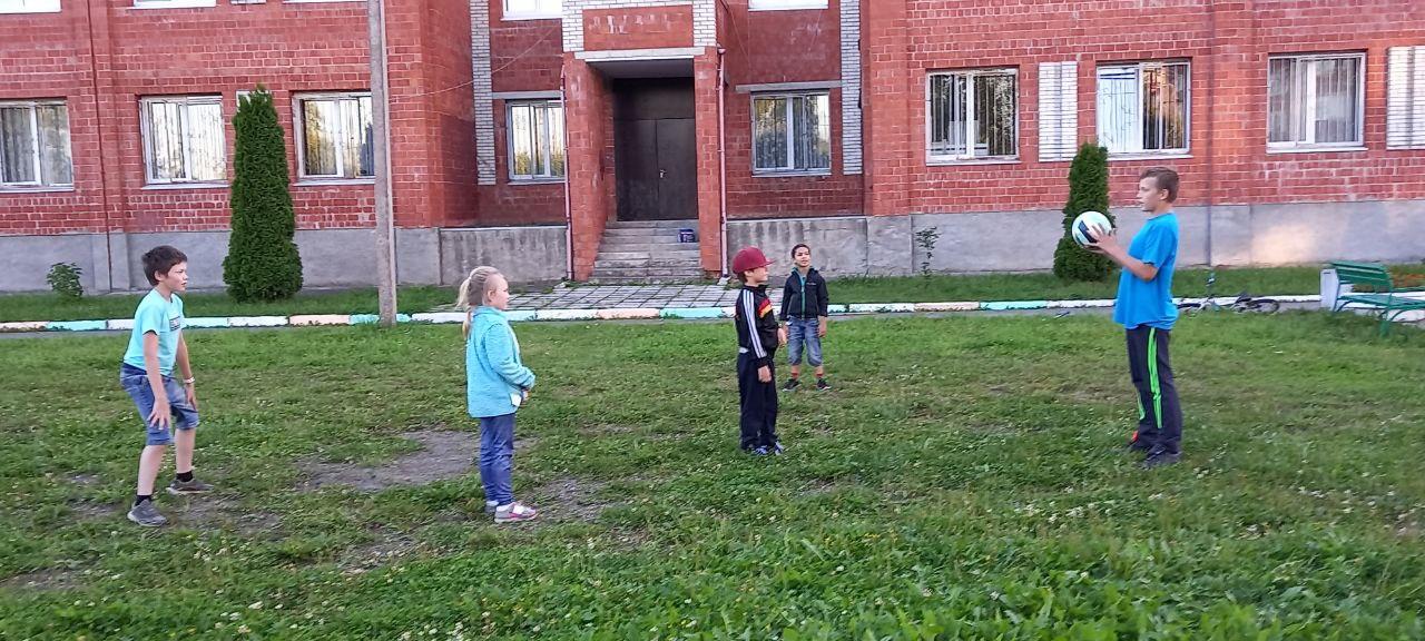 Активные прогулки доставляют ребятам большую радость. На прогулке дети играют, катаются на качелях, рисуют, занимаются спортом и просто отдыхают!  #ГБУЛОНикольскийресурсныйцентр
