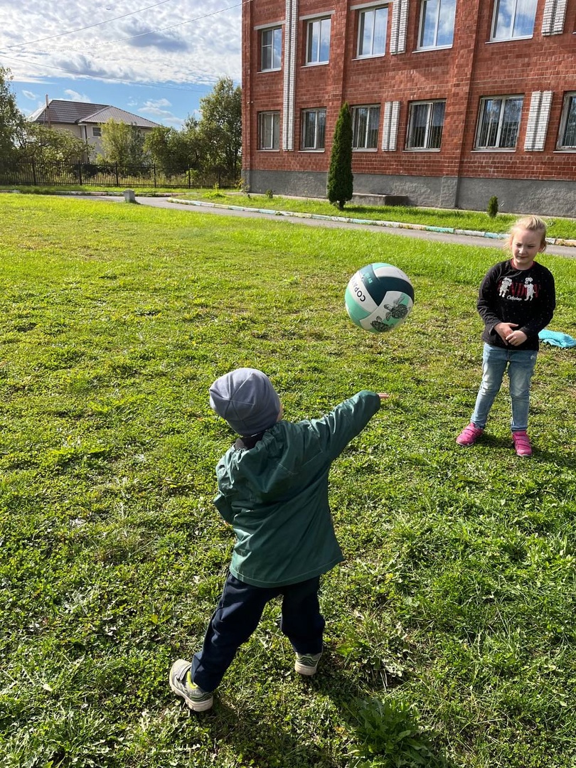 Спортом нужно заниматься – чтобы жизни улыбаться! Подвижные игры на свежем воздухе всегда доставляют детям радость, и, конечно же, приносят неоспоримую пользу здоровью.