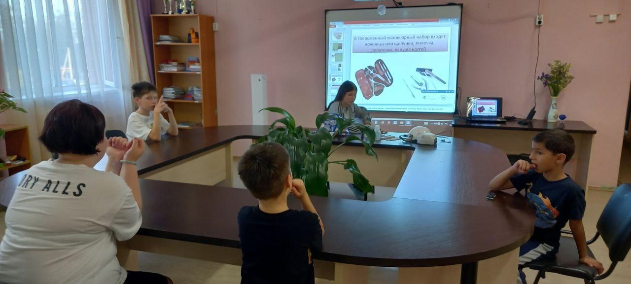 В сентябре для ребят были проведены воспитательские часы в различных формах и в разных направлениях, но их объединяло одно - помочь детям познавать себя и окружающий мир. 
