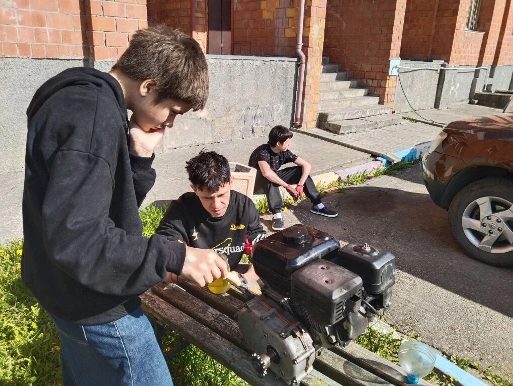 В мастерской у Антона Ивановича наши ребята взялись за серьёзное дело — ремонт своего карта.