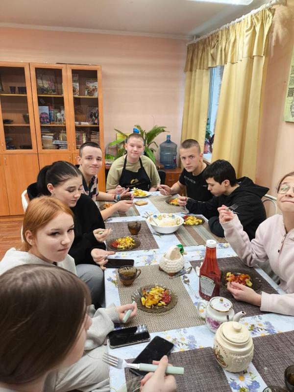 Ребята на уроке кулинарии покоряли классику - самую настоящую жареную картошку.