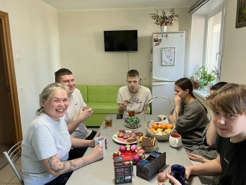 В преддверии Светлой Пасхи в нашей стажировочной квартире случилась настоящая творческая и душевная встреча.