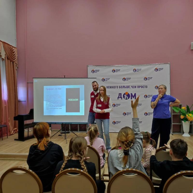 К нам приехали волонтёры АНО «Центр социальной поддержки и добровольчества «Созидатели» с очень интересным и необычным профориентационным занятием «Водитель трамвая».