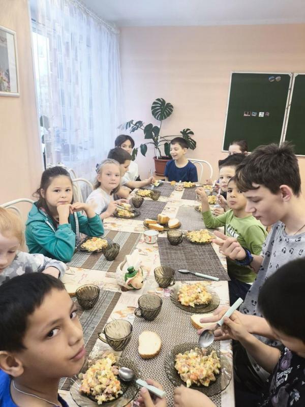 Наши воспитанники продолжают осваивать рецепты новогодних салатов. Пришла очередь научиться готовить салат "Оливье".
