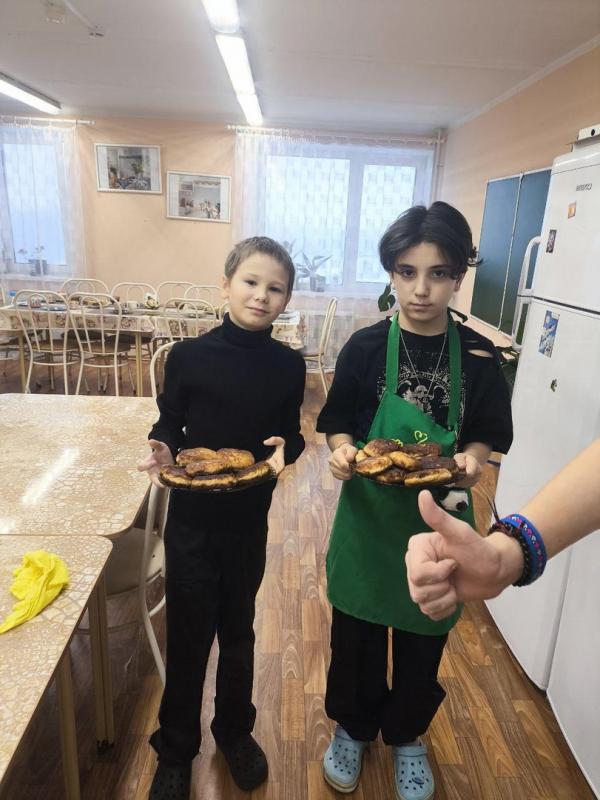 На занятии Надежды Демьяновны воспитанники осваивали новый рецепт. Ребята с увлечением готовили рыбные котлеты!