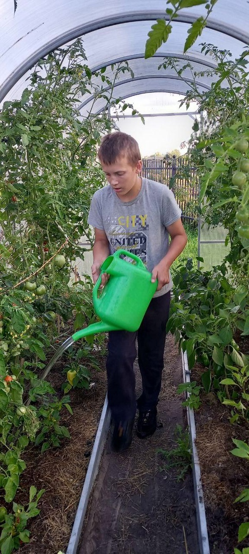 Ребята ухаживают за овощами, посаженных на грядках, наблюдают за ростом растений, не забывают про полив, и огород радует их урожаем!