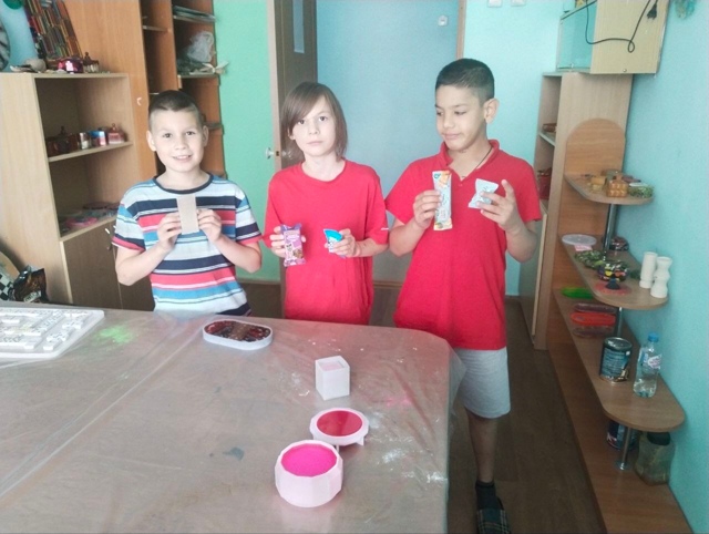  Ребята из Никольского ресурсного центра с горящими глазами и большим удовольствием посещают занятия в столярной мастерской. 