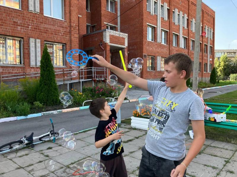 Пускание мыльных пузырей – одна из самых простых, но при этом самых весёлых детских забав.