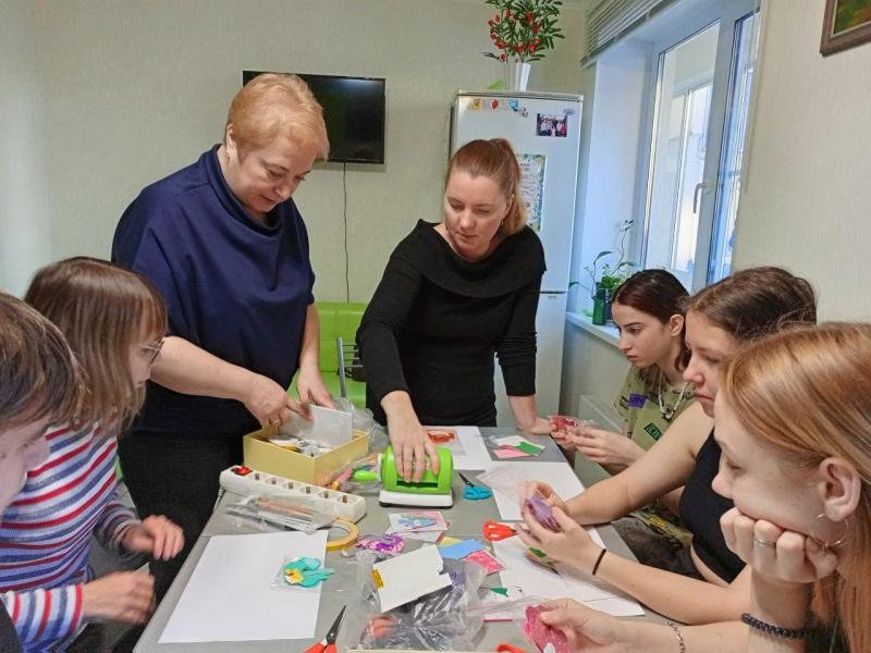 Новый год — время подарков и поздравлений. Каждому приятно получать подарок, но не менее приятно — дарить их.