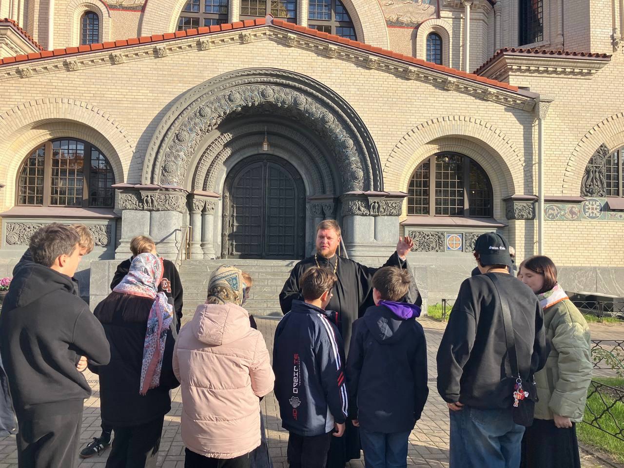 Воспитанники "Никольского ресурсного центра" посетили Новодевичий Вознесенский монастырь в Санкт-Петербурге. 