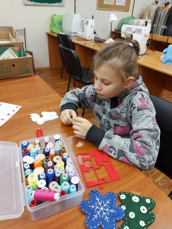 Ребята на кружке «Умелая иголочка» снова за работой. 