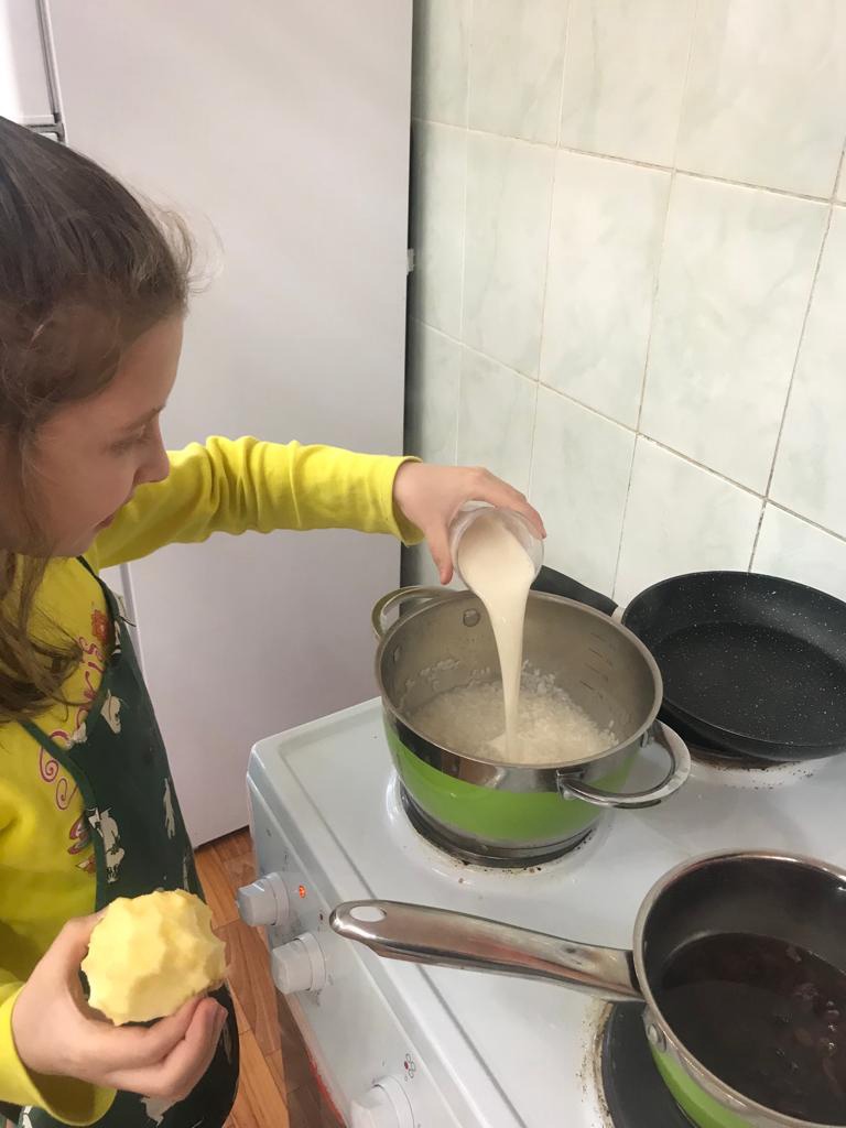 В воскресенье на кулинарном практикуме ребята готовили ОЧЕНЬ ВКУСНЫЙ рисовый пудинг.