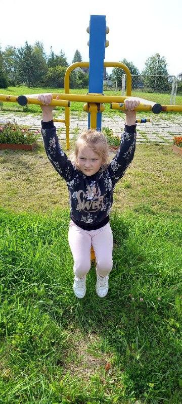 Ребята с удовольствием занимаются физкультурой на свежем воздухе. 