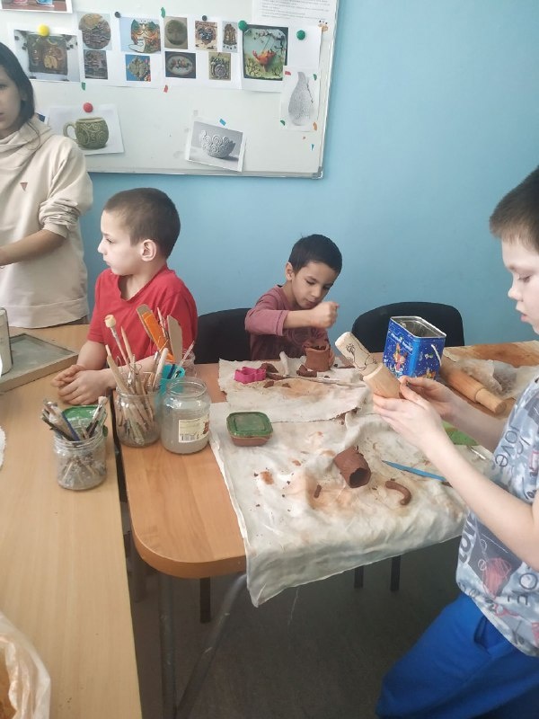 Творческий процесс в гончарной мастерской.