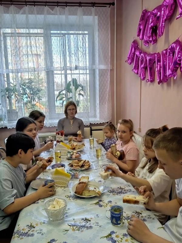 В праздник Светлой Пасхи наши ребята получили настоящий подарок - ароматные домашние куличи. И за это мы благодарим