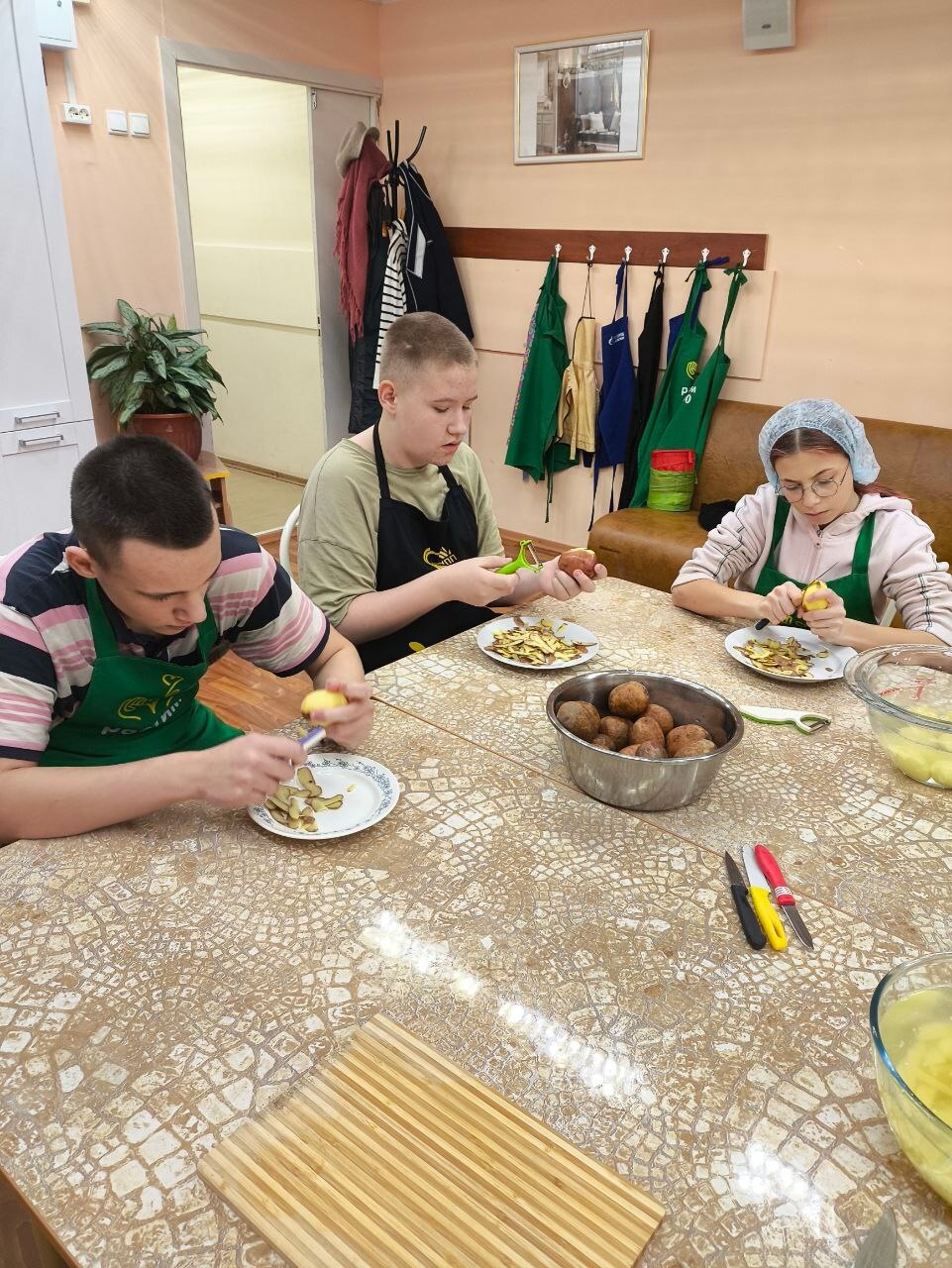 Ребята на уроке кулинарии покоряли классику - самую настоящую жареную картошку.