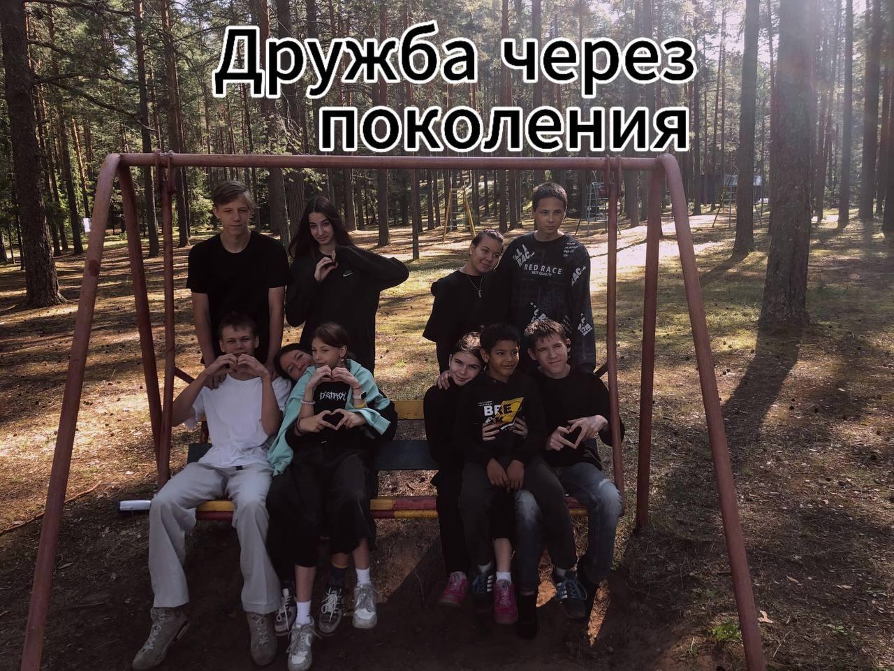 Новости от наших воспитанников, отдыхающих в ДООЛ «Восток». Ребята на время стали фотографами и фотомоделями в рамках фотокросса «Волшебство улыбок», посвящённого дружбе.
