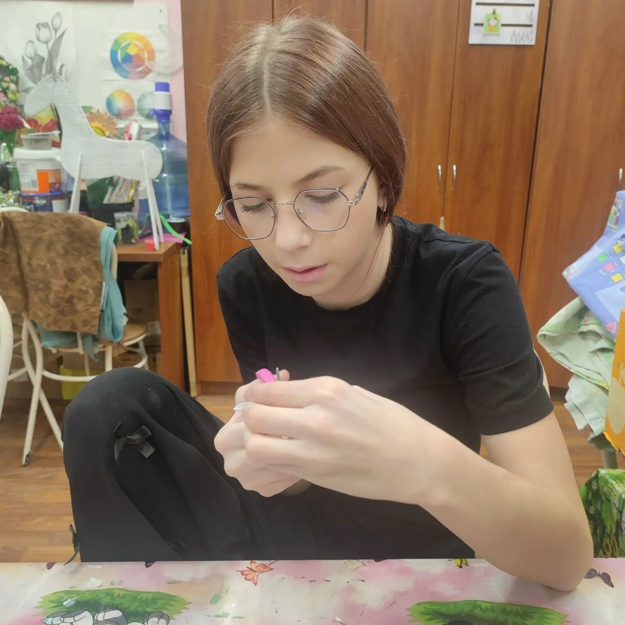 Ребята продолжают готовить украшения для центра и для своих групп.