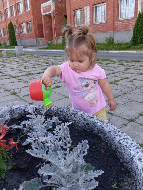 Лето! И особая любовь ребят – полив цветов