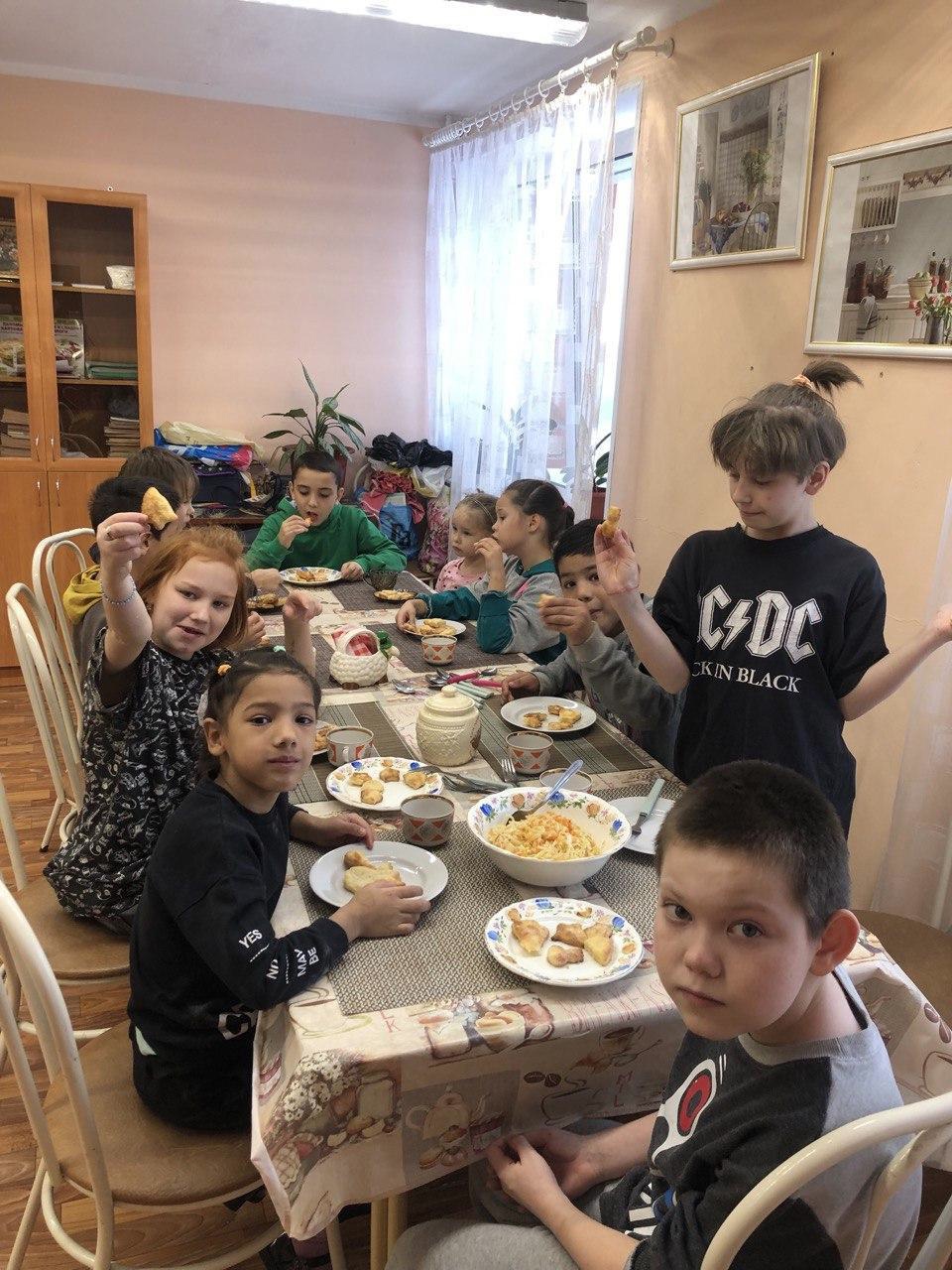 И снова ребята готовят вкусные и полезные блюда. И снова ребята готовят вкусные и полезные блюда.
