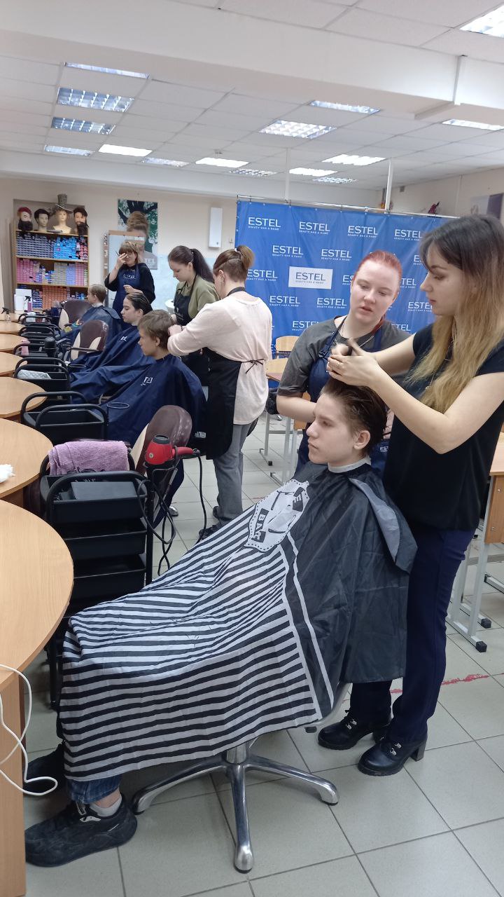 27 и 28 марта воспитанники центра посетили парикмахерское отделение Ижорского колледжа.