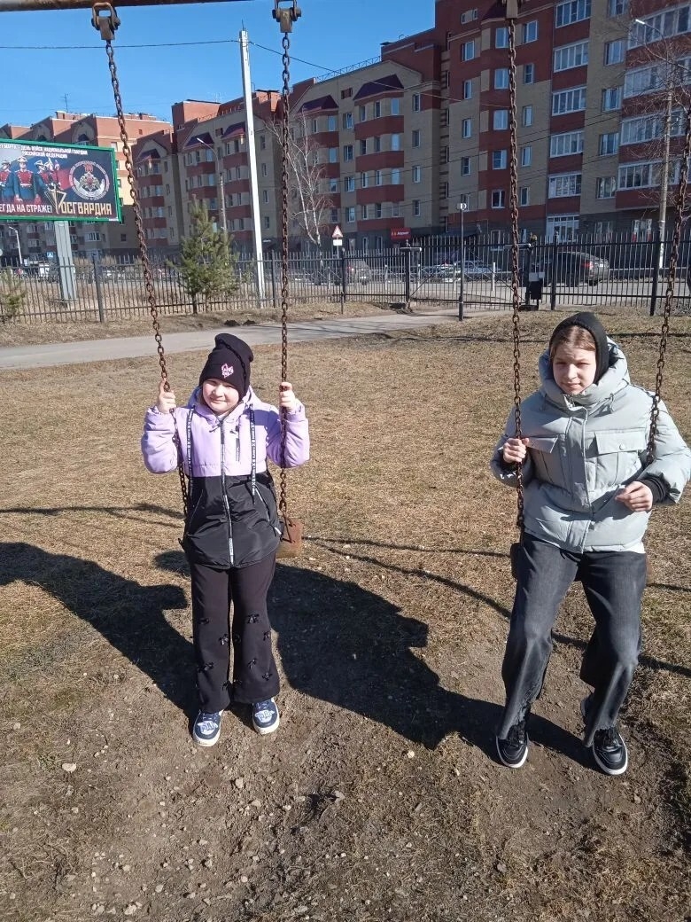 Весна всё увереннее вступает в свои права, и прогулки у ребят становятся особенно радостными и долгожданными. 