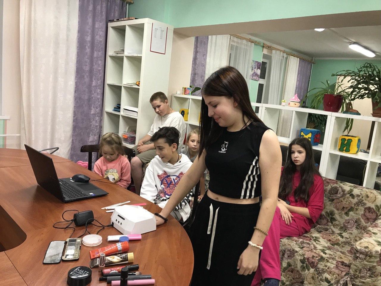 В сентябре для ребят были проведены воспитательские часы в различных формах и в разных направлениях, но их объединяло одно - помочь детям познавать себя и окружающий мир. 