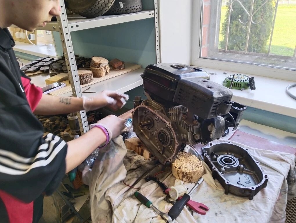 В мастерской у Антона Ивановича наши ребята взялись за серьёзное дело — ремонт своего карта.