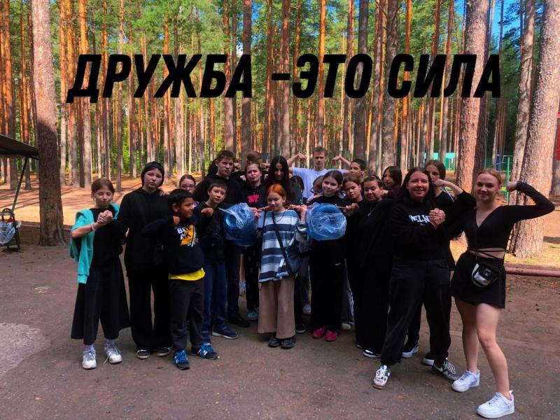 Новости от наших воспитанников, отдыхающих в ДООЛ «Восток». Ребята на время стали фотографами и фотомоделями в рамках фотокросса «Волшебство улыбок», посвящённого дружбе.