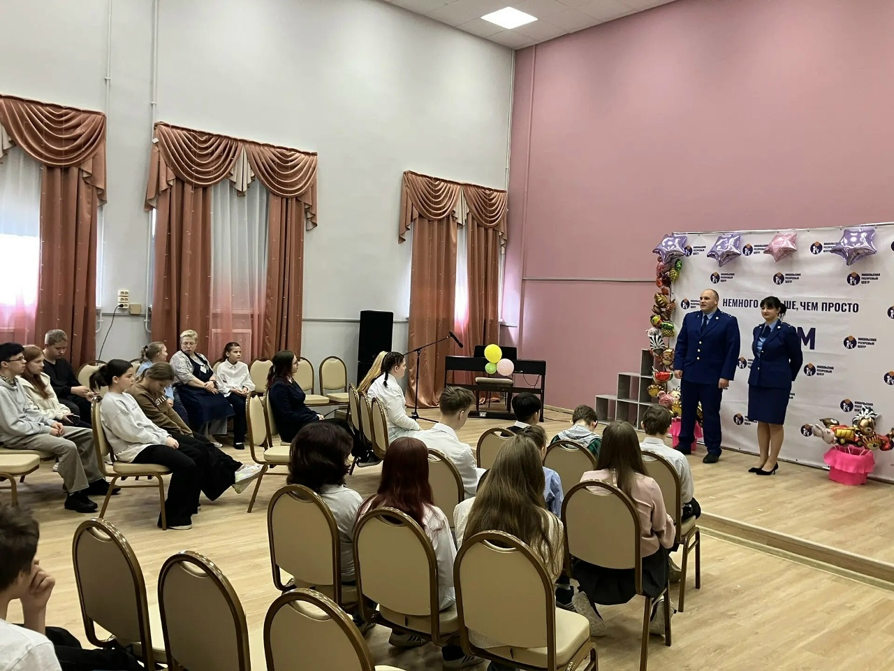 Представители Тосненской городской прокуратуры — заместитель прокурора А.В. Житкомлинов и помощник прокурора О.В. Полякова — приехали в гости к воспитанникам Никольского ресурсного центра. 