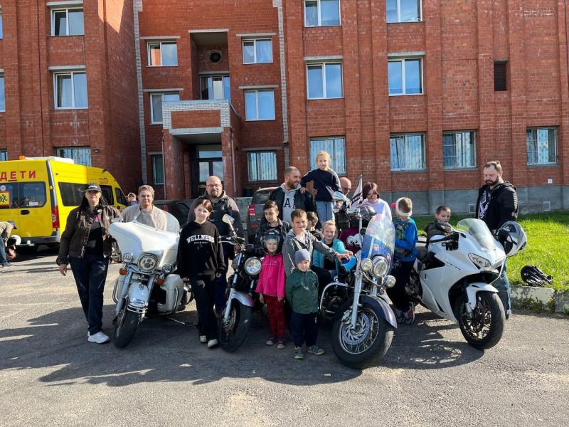 Долгожданная встреча, много радости и ребячьего восторга.