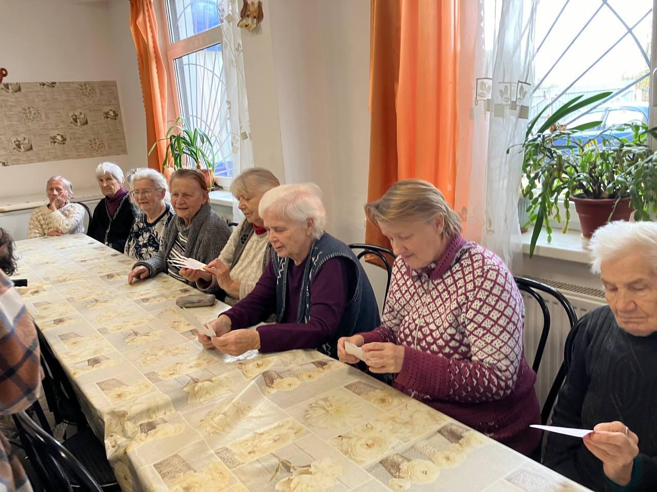 Наши воспитанники организовали и провели праздничный концерт в честь праздника "Дня пожилого человека" 