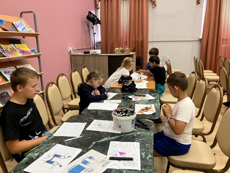 Ребята очень любят раскраски. Это не только увлекательное дело, но и деятельность, которая развивает усидчивость и мелкую моторику. Сосредотачиваясь на процессе, ребята откидывают все негативные эмоции, оставляя только рабочий настрой и радость творчества