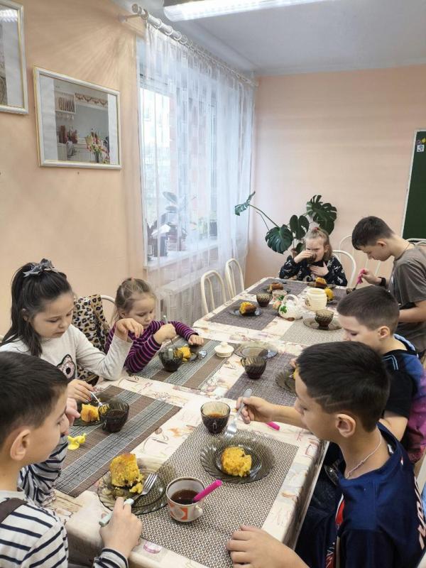 Ребята продолжают познавать кулинарное искусство с Надеждой Демьяновной. Совместное чаепитие и дегустация подтвердили - манник очень вкусный!