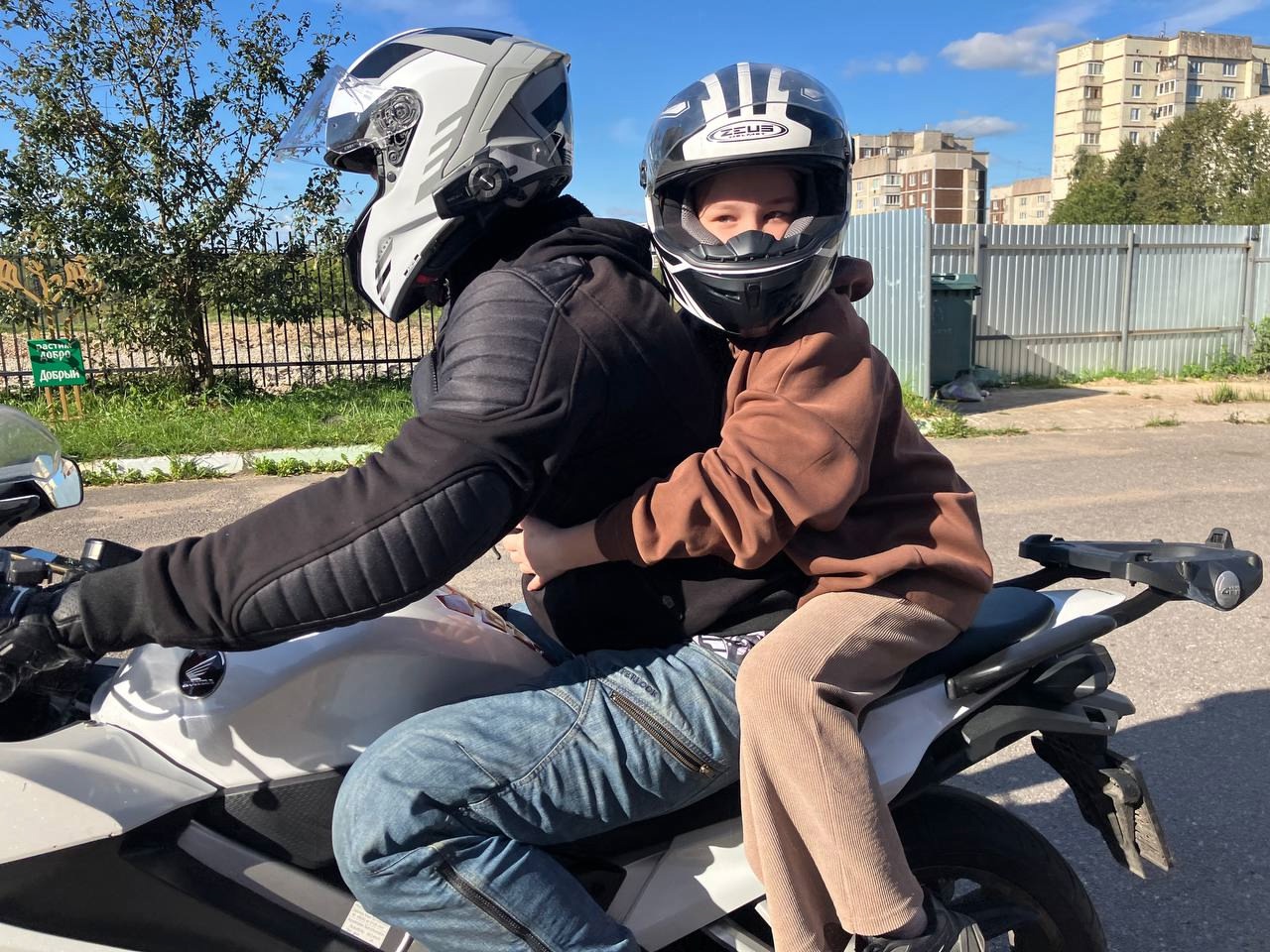 Долгожданная встреча, много радости и ребячьего восторга.