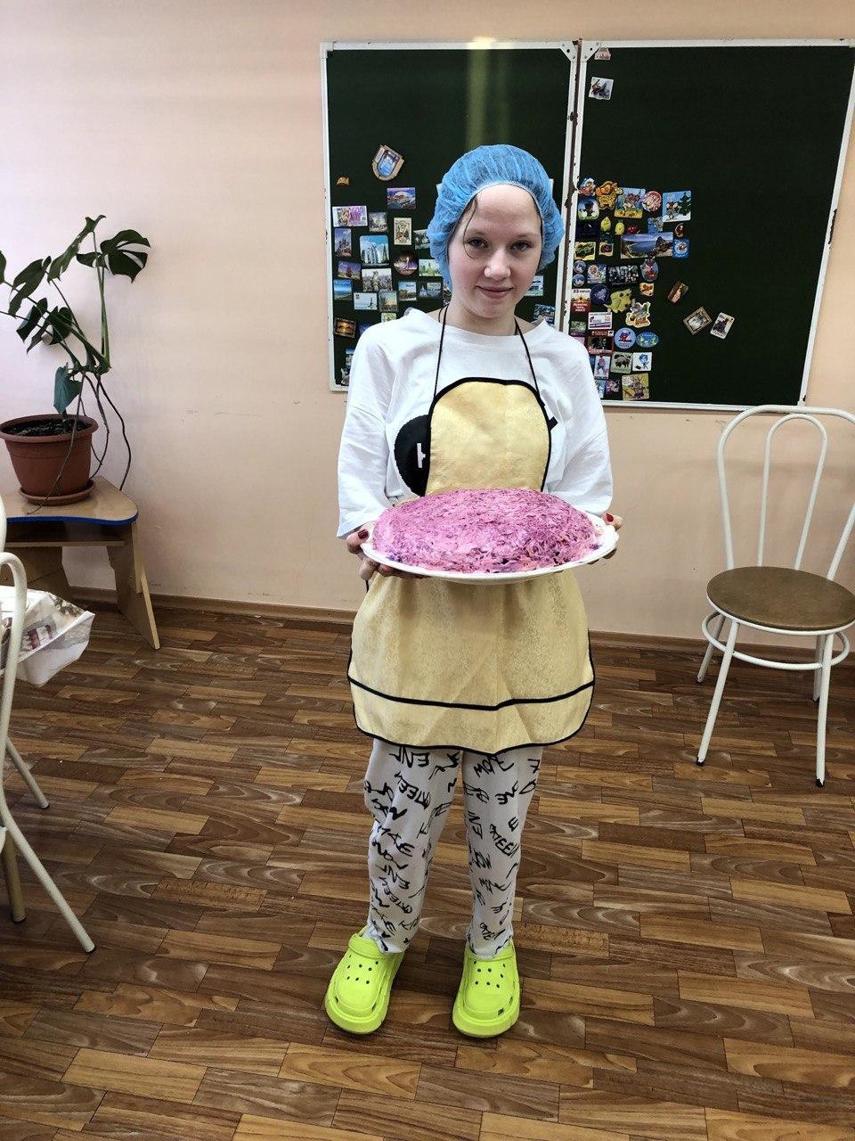 Старшие ребята в выходные на занятиях по кулинарии участвовали в "свекольном марафоне").