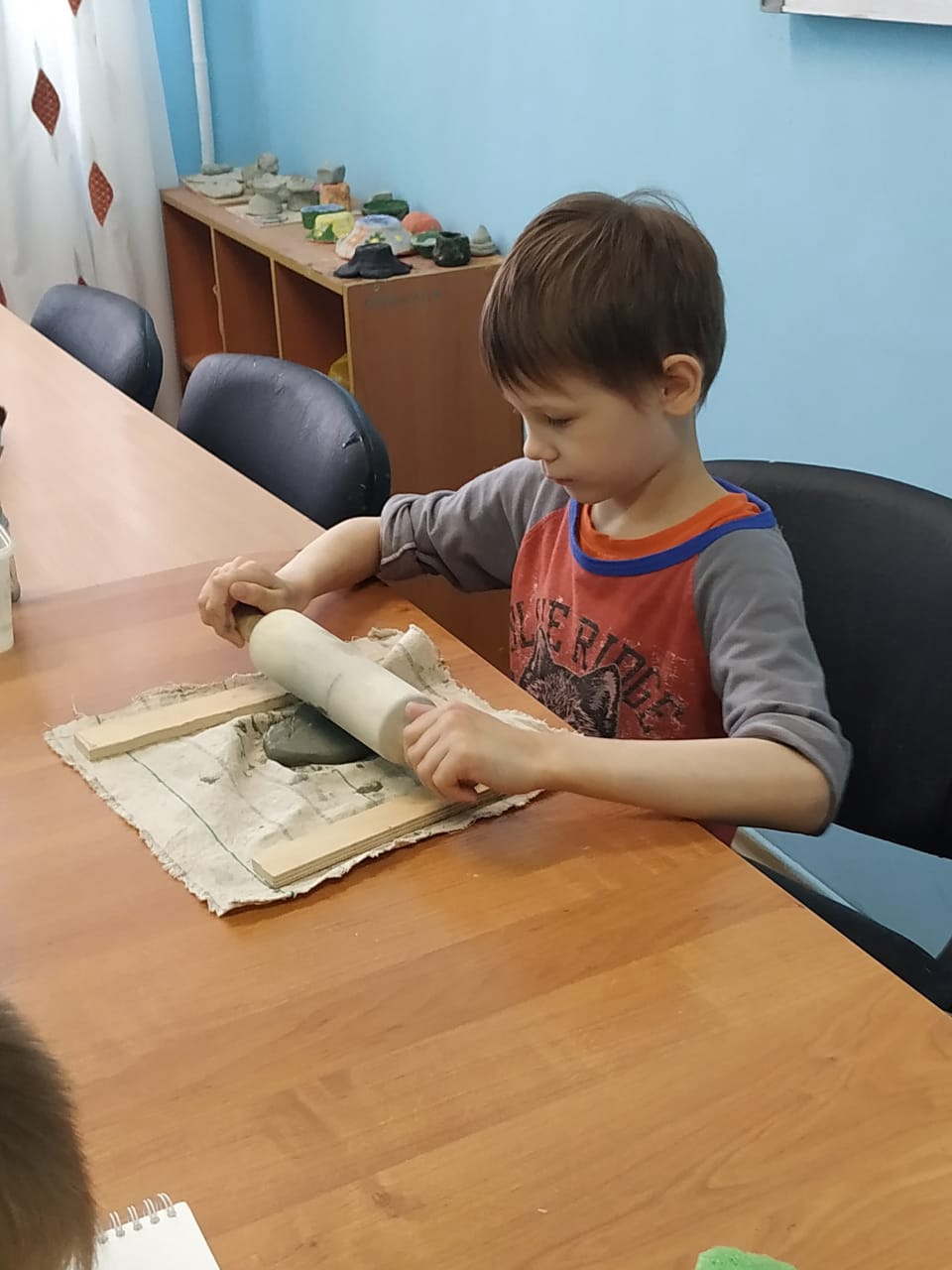 В субботу в гончарной мастерской ребята делали подковы на удачу