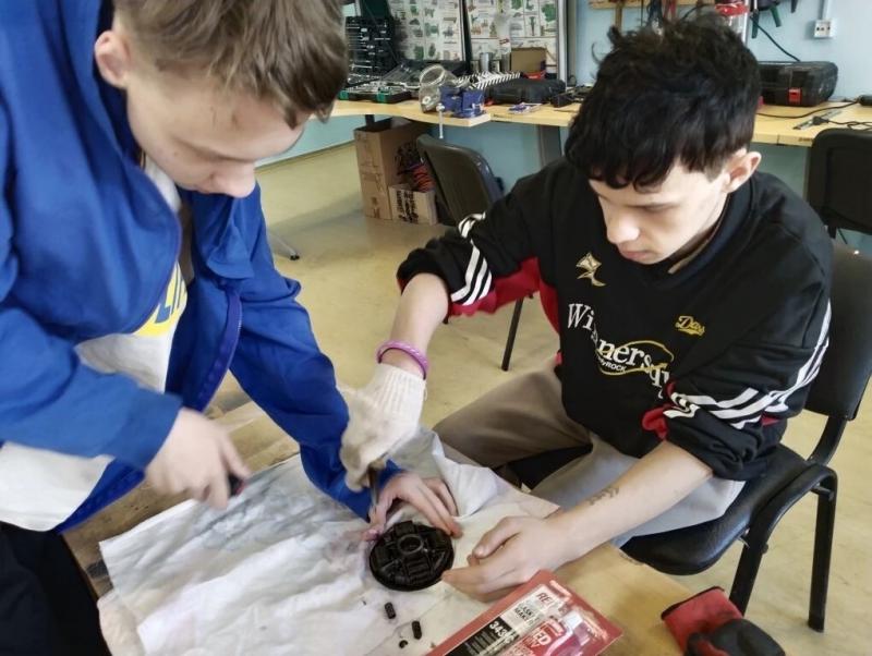 В мастерской у Антона Ивановича наши ребята взялись за серьёзное дело — ремонт своего карта.