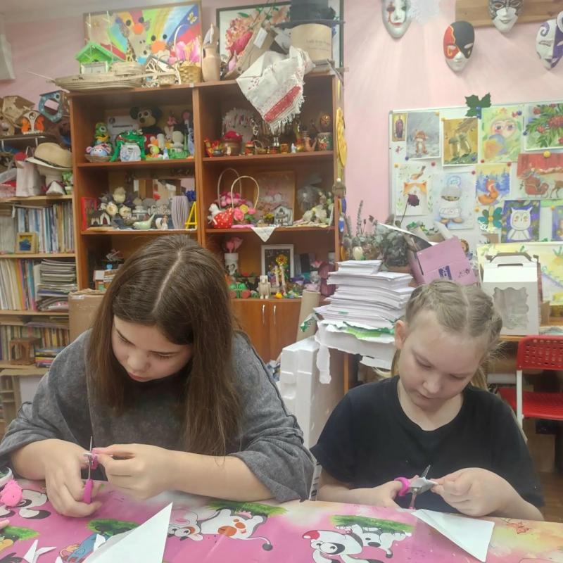 Ребята продолжают готовить украшения для центра и для своих групп.