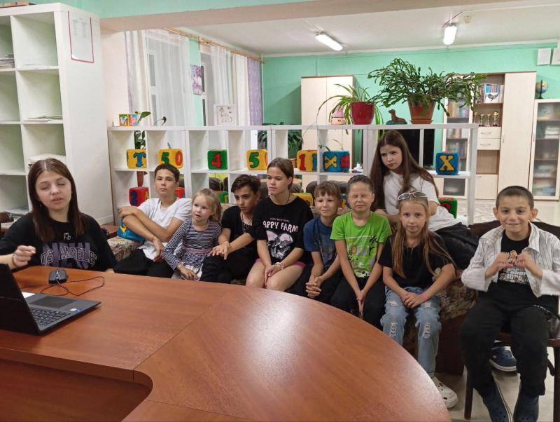 В сентябре для ребят были проведены воспитательские часы в различных формах и в разных направлениях, но их объединяло одно - помочь детям познавать себя и окружающий мир. 