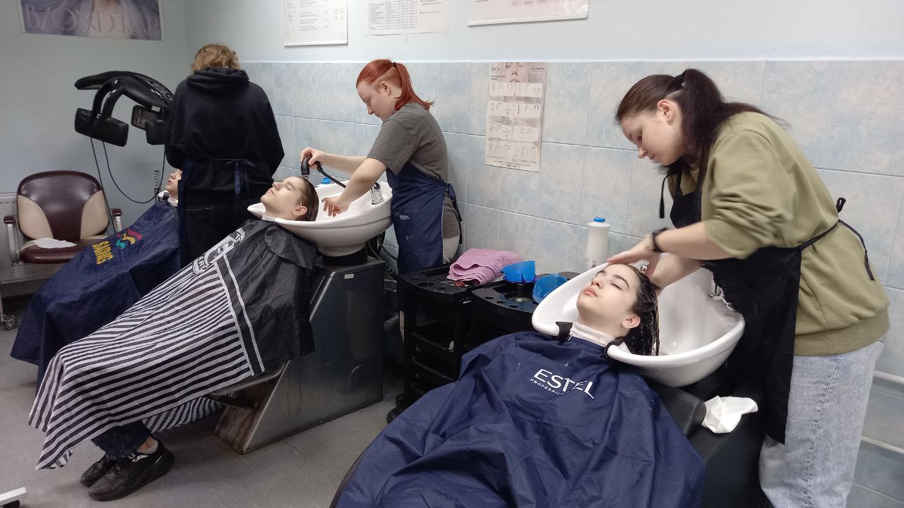 27 и 28 марта воспитанники центра посетили парикмахерское отделение Ижорского колледжа.