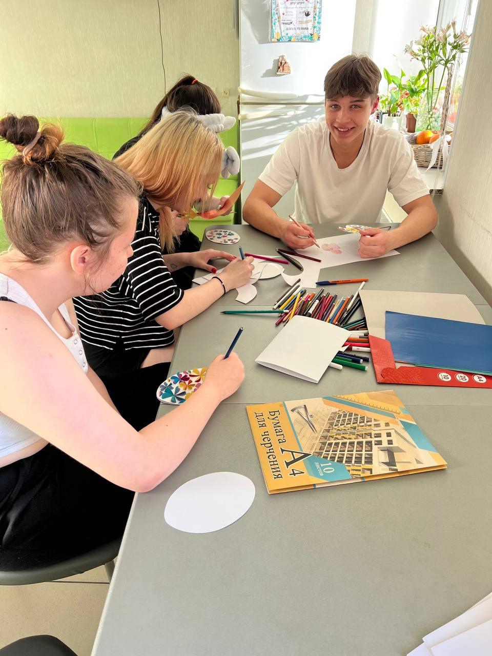 В дни праздника Светлой Пасхи ребята не забыли и о своих старших друзьях из медико-социального центра "Панацея". 