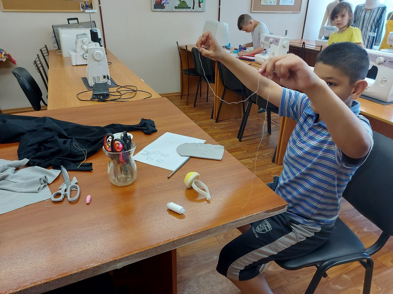 Что же происходить в нашей уютной мастерской кружка "Умелая иголочка"? Здесь, под руководством Ольги Николаевны, кипит работа!