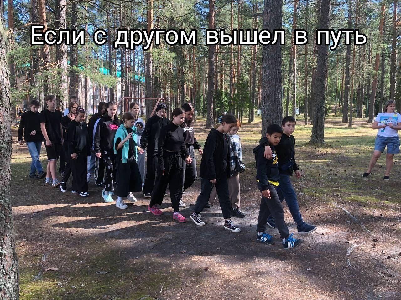 Новости от наших воспитанников, отдыхающих в ДООЛ «Восток». Ребята на время стали фотографами и фотомоделями в рамках фотокросса «Волшебство улыбок», посвящённого дружбе.